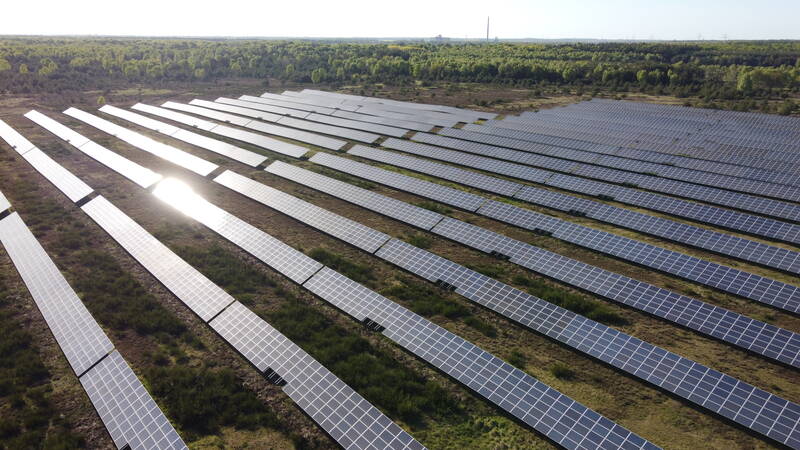 Referenz Solarpark Schwerin Feld mit Solarpaneelen