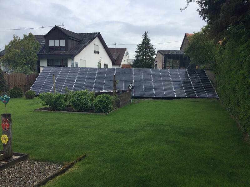 Referenz Spezialkonstruktion Gartenanlage PV Paneelen aufgestellt auf Rasen