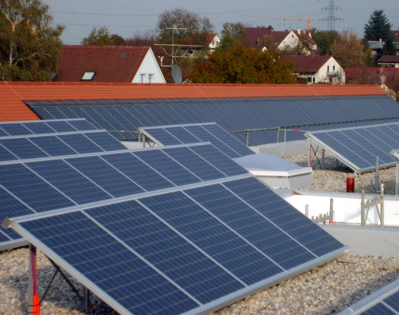 Referenz Klinikum Vaihingen Dachanlage aufgestellte PV Paneelen