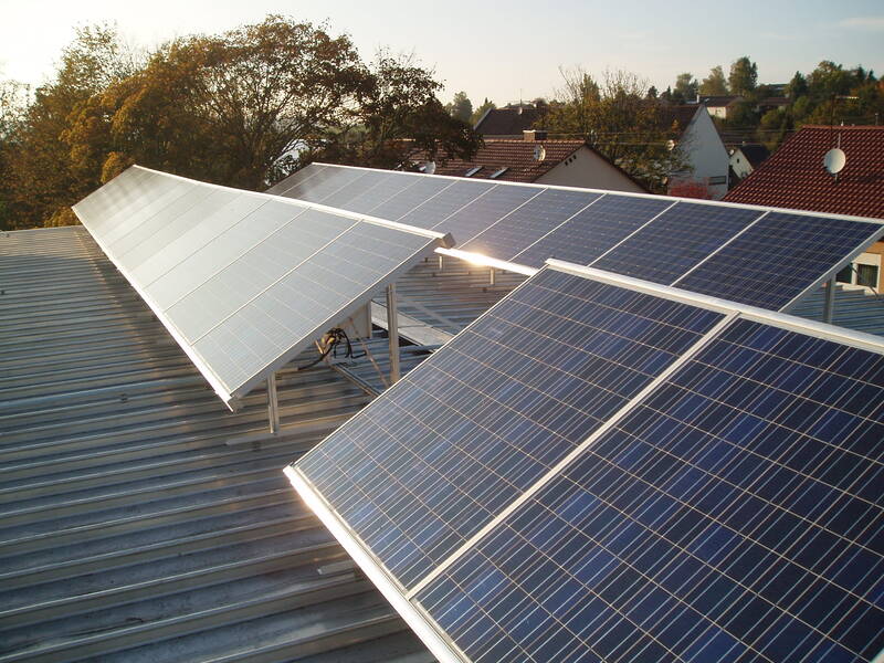 Dachanlage Sonnenbergschule Schwaigern aufgestellt Paneele auf Dach