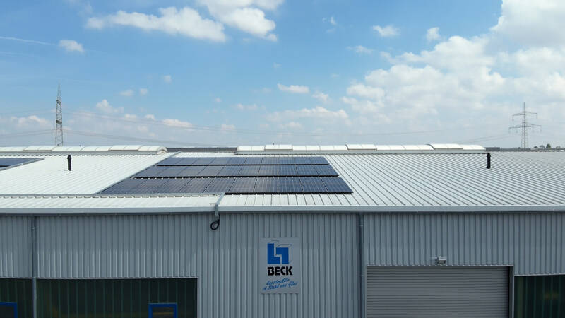 Referenz Stahlbau Beck PV Anlage auf Firmengebäude mit blauem Himmel
