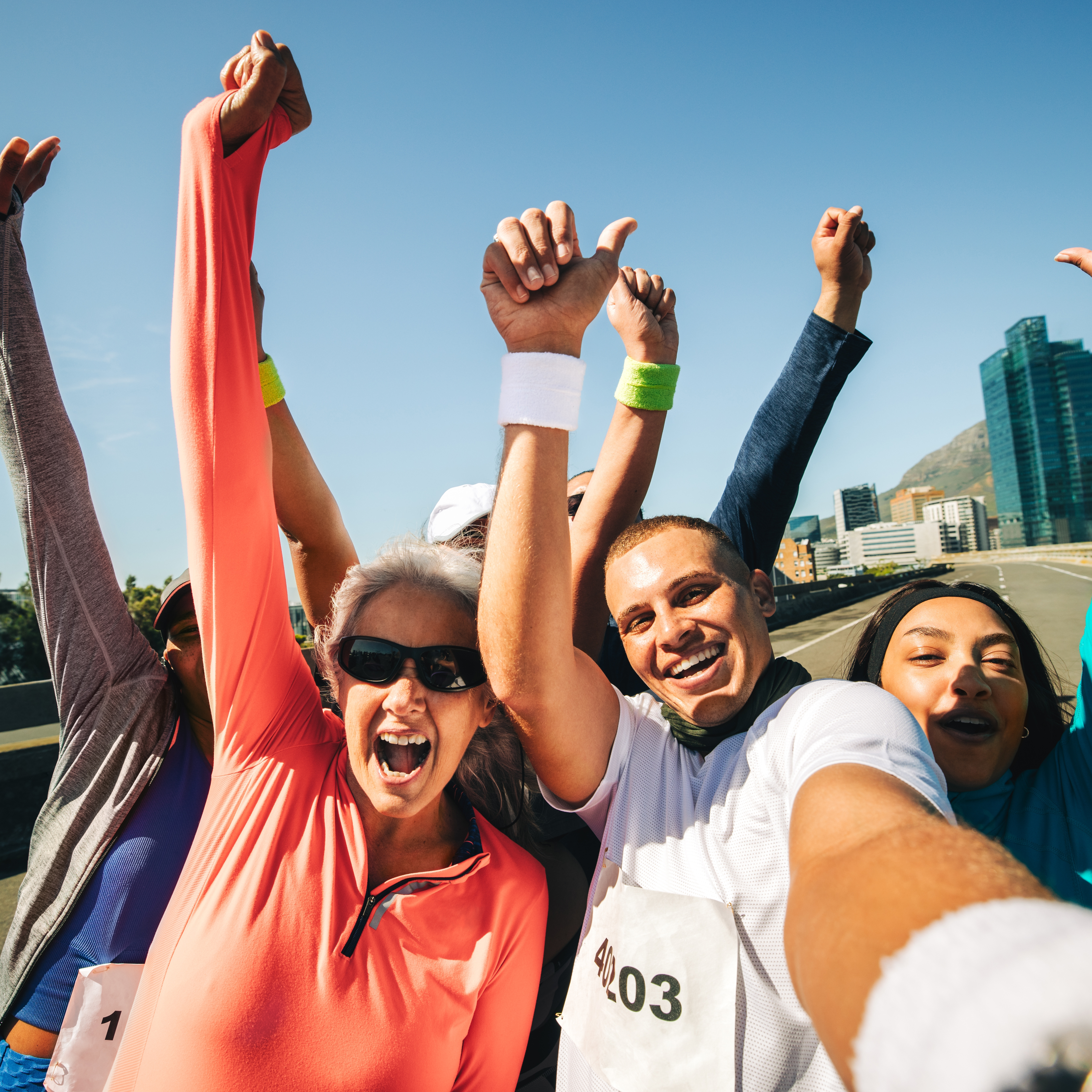 Selfie von jubelnden Menschen