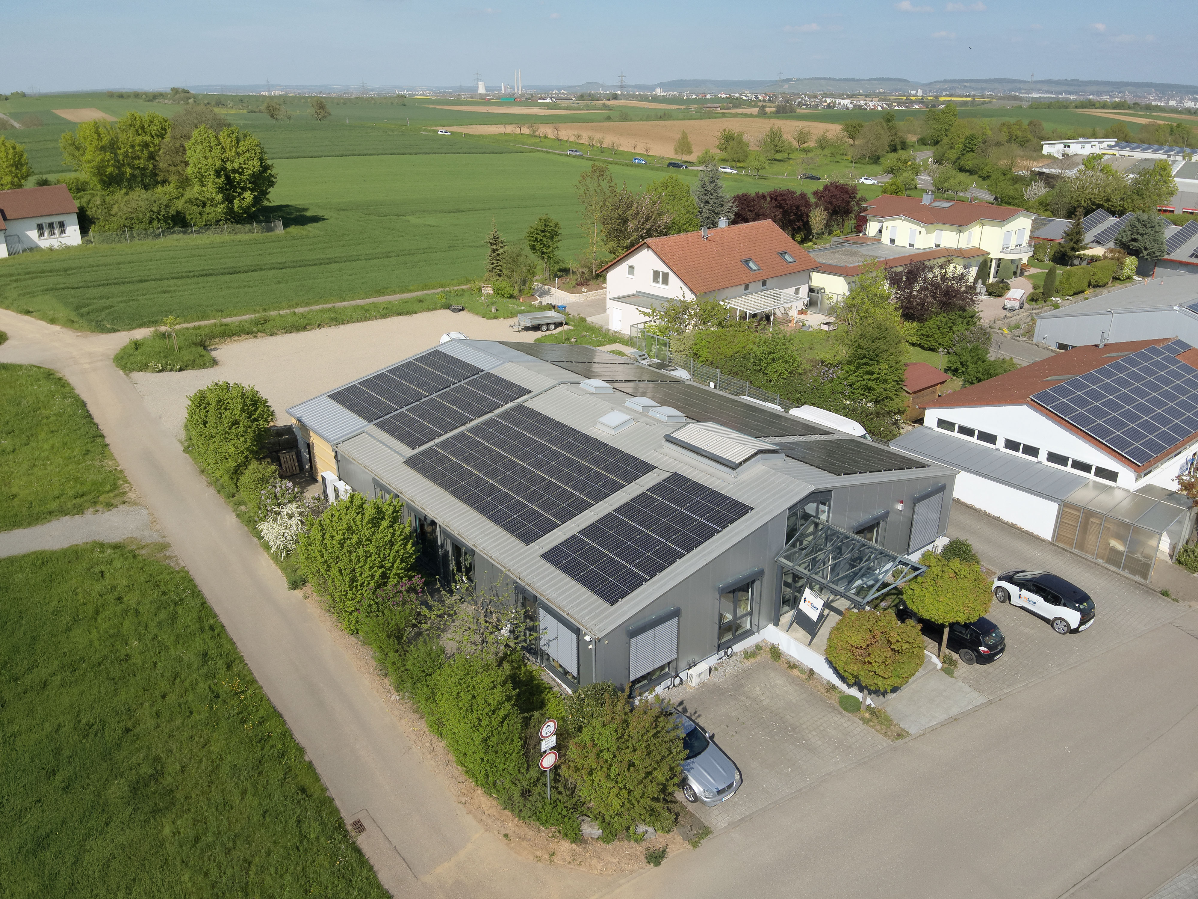 Referenz PV Strom PV-Dachanlage auf Bürogebäude