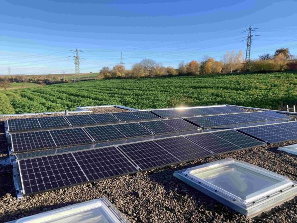 Referenz Einfamilienhaus mit Flachdach und PV Anlage